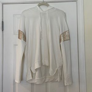 This top is super cute and stylish!It is a size large and has never been worn!